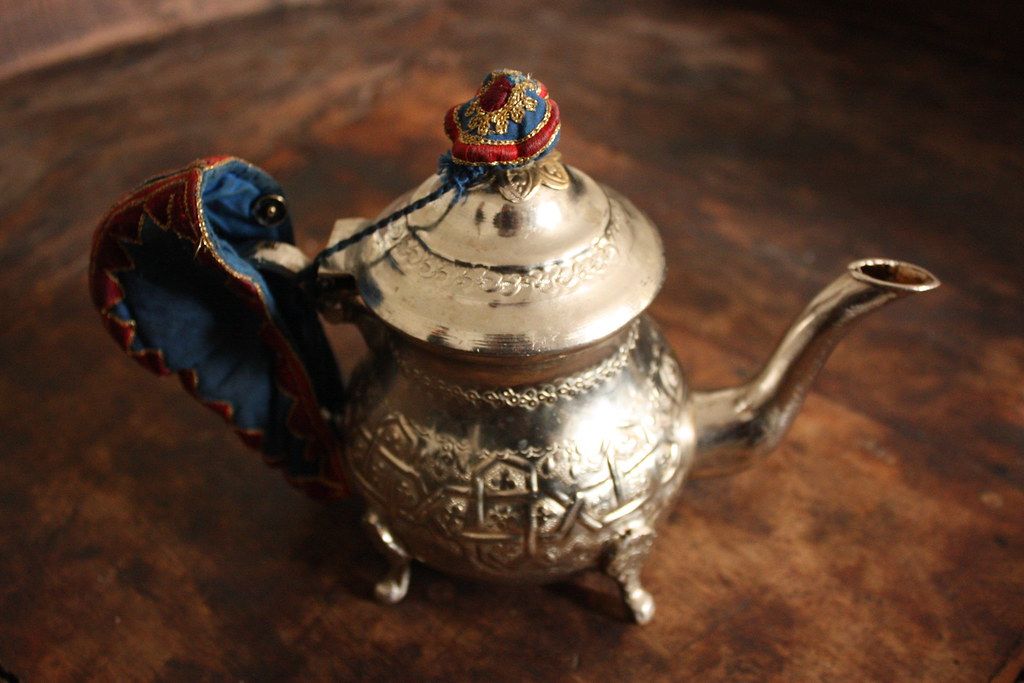 Une théière marocaine en métal ciselé